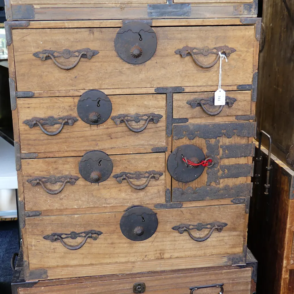 OLD JAPANESE TANSU COLLECTORS/BEDSIDE CABINET 8 drawer 1 door w key H.590mm Image 1++