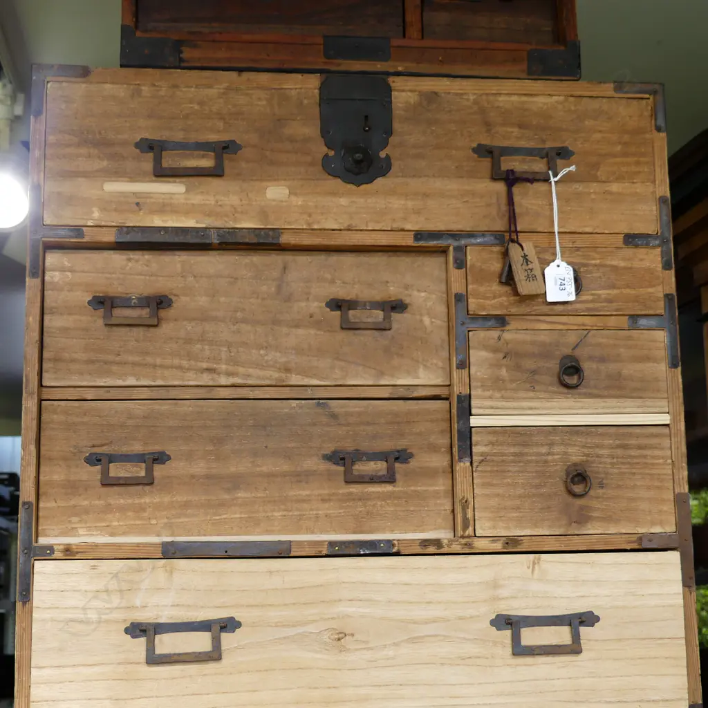 OLD JAPANESE CABINET. 7 drawers w key. c.1900. H.590mm. Image 1++
