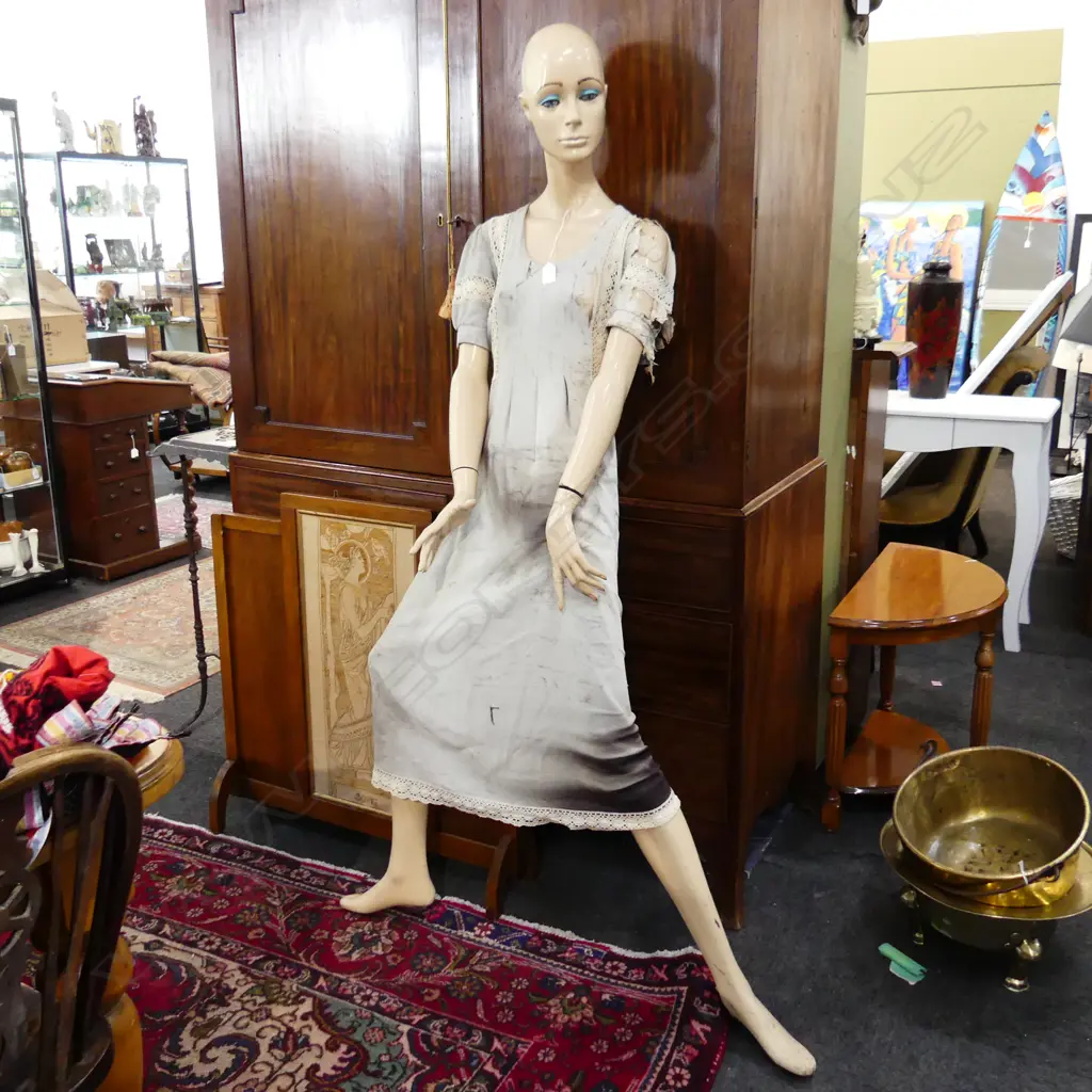 LADY MANNEQUIN Image 1++