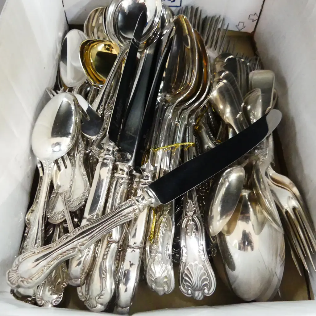 BOX OF TRADITIONAL STYLED CUTLERY. FIVE DIFFERENT TYPES INCLUDING FIDDLE THREAD AND SHELL. AND FIDDLE PATTERN Image 1++