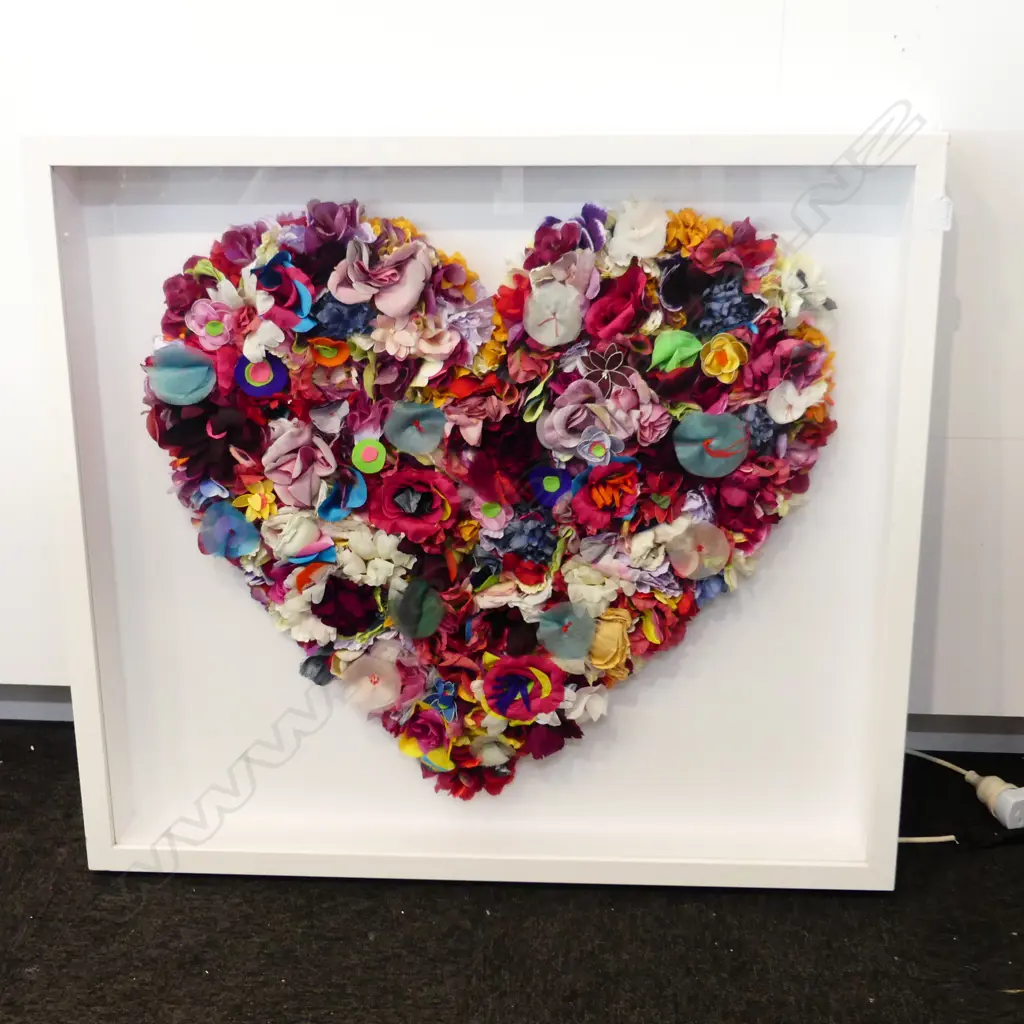 LG FRAMED FABRIC FLOWER HEART 855x950mm overall Image 1++