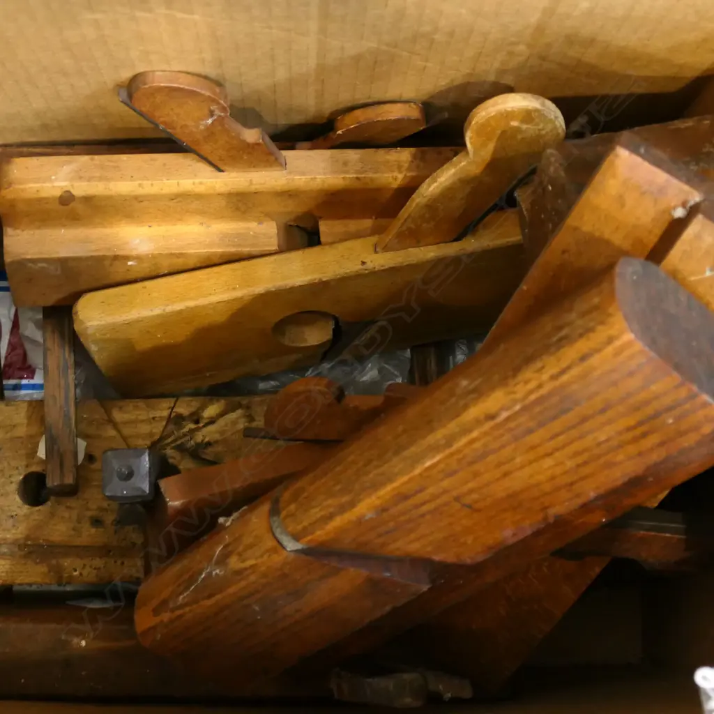 BOX OF 9 WOODWORK MOULDING PLANES PLUS SCRIBE Image 1++