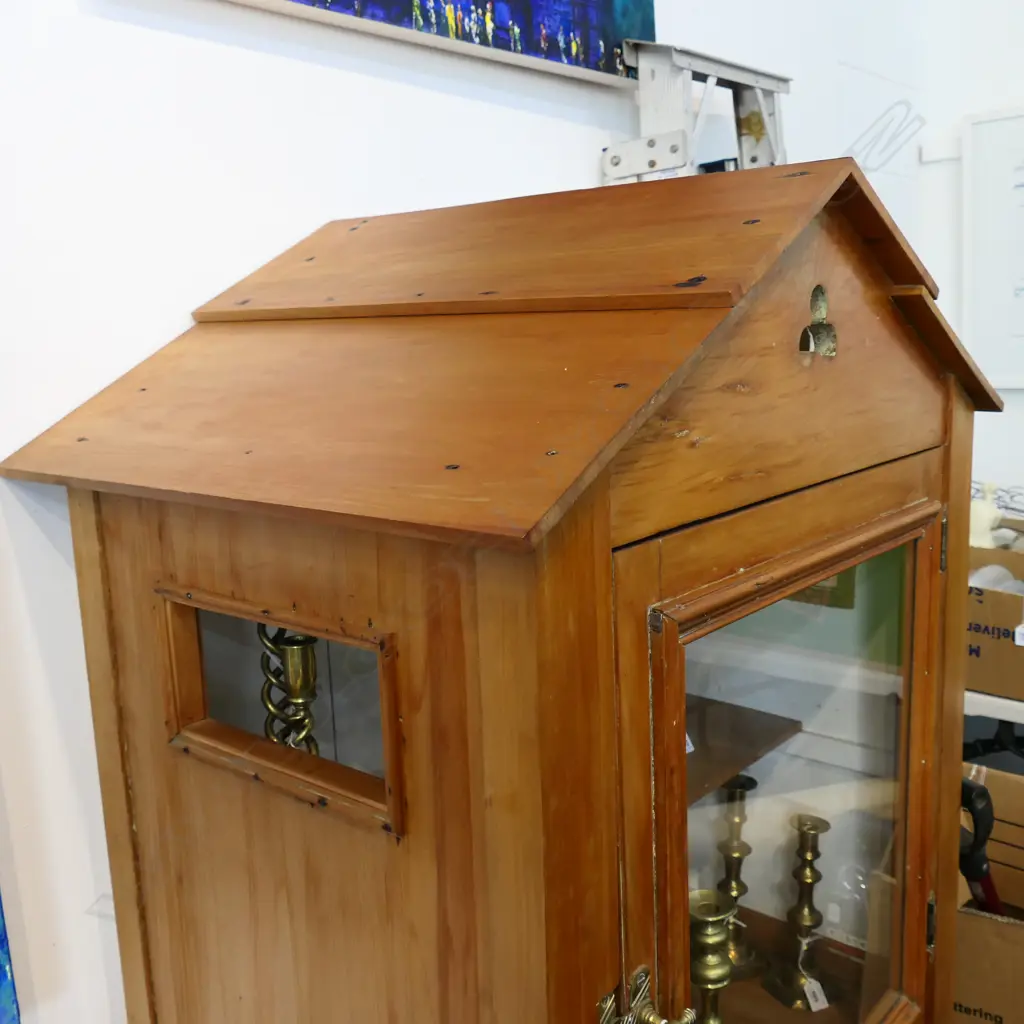 LG WOODEN CABINET w. GABLE ROOF 830x625x1555mm Image 1++