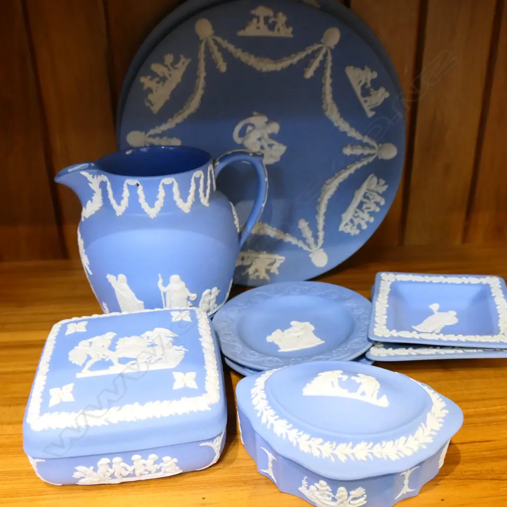 BOX LOT WEDGWOOD BL/WH BASE RELIEF CHINA. INCLUDES TWO PLATES A JUG AND JEWELLERY BOX. Image 1++