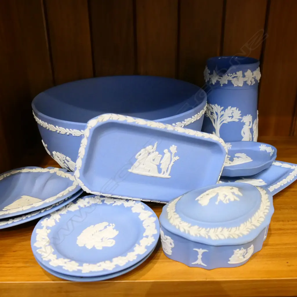 BOX LOT BL/WH WEDGWOOD BASE RELIEF CHINA. INCLUDES LARGE BOWL JUG JEWELLERY BOX AND DISHES Image 1++