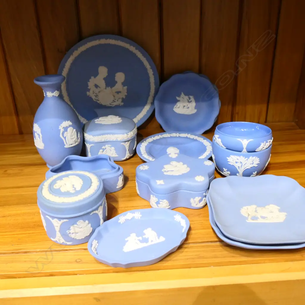 BOX LOT OF WEDGWOOD BL/WH BASE RELIEF CHINA INCLUDING SMALL DISHES PLATE VASE AND JEWELLERY BOXES. Image 1++
