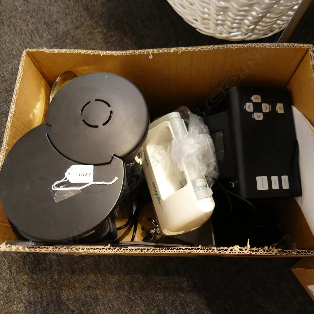 2 BOXES KITCHEN & CAMPING ITEMS ETC Image 1++