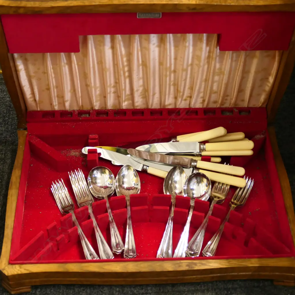 OAK BOXED 12 PLACE SETTING CUTLERY SET.  Image 1++