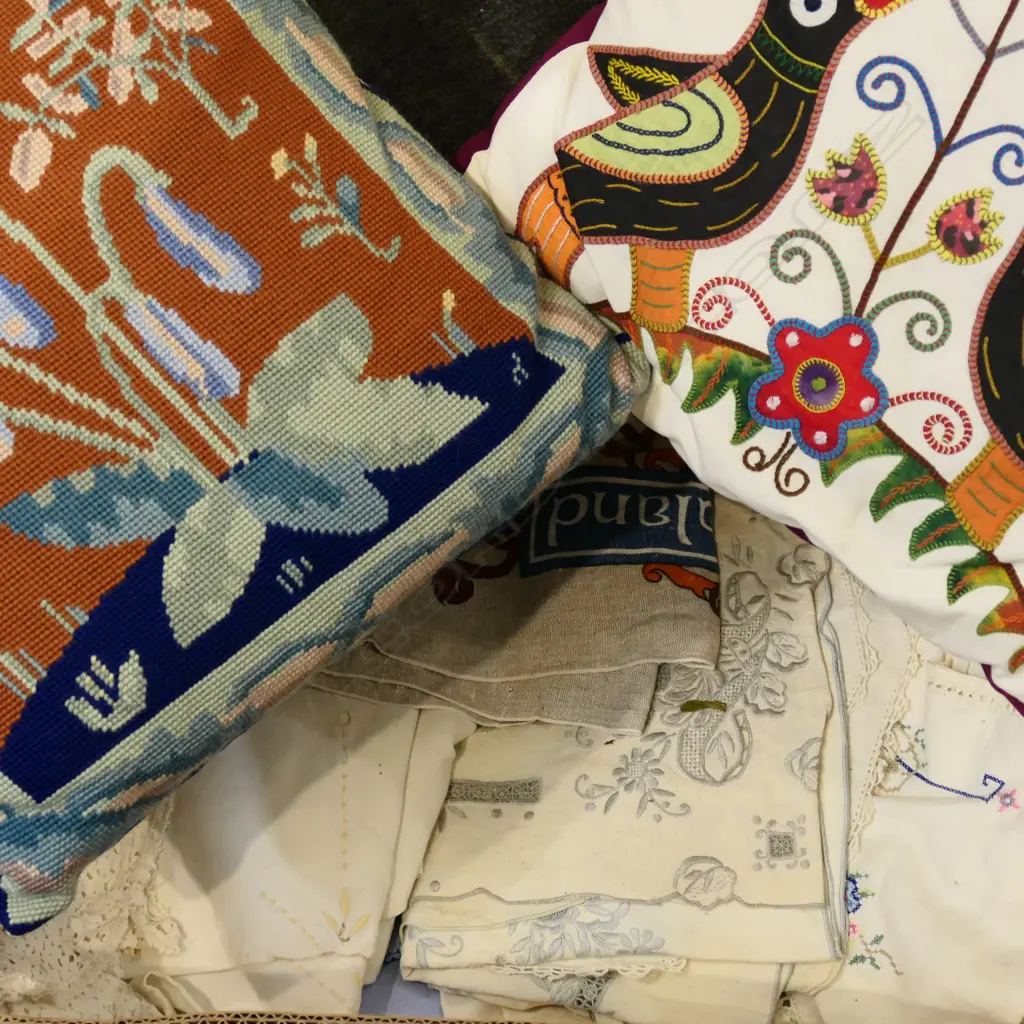 BOX LOT ASST. LINENS + 3 CUSHIONS Image 1++