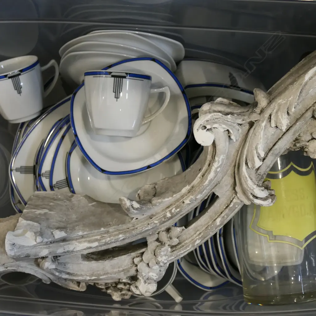 BOX LOT B/W GERMAN DINNERSET, 2 GLASS BOTTLES, PLASTER LEG H.500mm Image 1++
