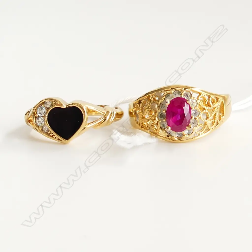 2 GOLD GILDED COSTUME JEWELLERY RINGS, CLEAR & RED STONE & 1 OTHER, STONE ON 1 HAS BEEN GLUED Image 1++