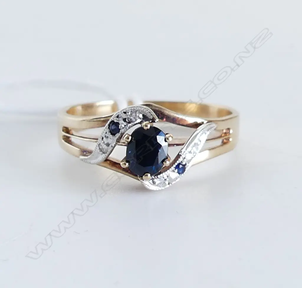 9 ct SAPPHIRE & DIAMOND RING, 2.7gm, SIZE P Image 1++