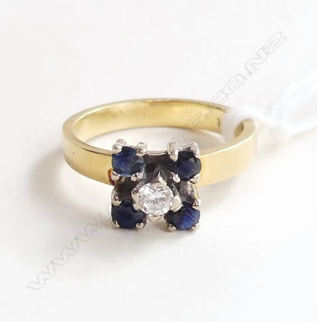 18CT YELLOW GOLD SAPPHIRE & DIAMOND CLUSTER RING 4.56gms Image 1++