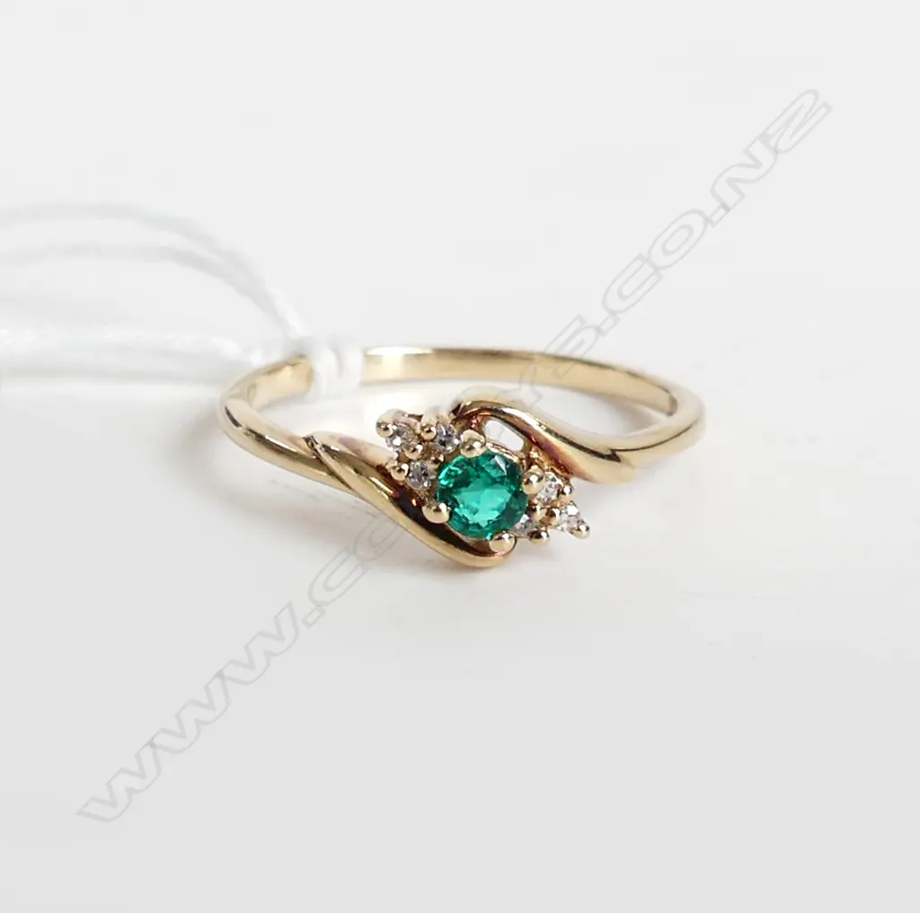 9ct GREEN GEM & DIAMOND SET RING, 1.6gm, D.0.06ct, SIZE O Image 1++