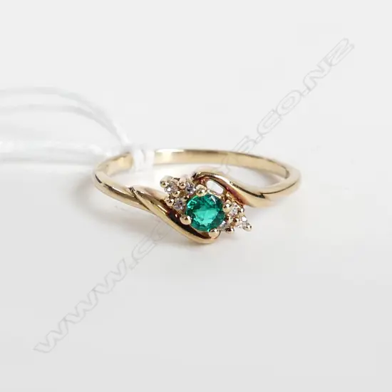 9ct GREEN GEM & DIAMOND SET RING, 1.6gm, D.0.06ct, SIZE O