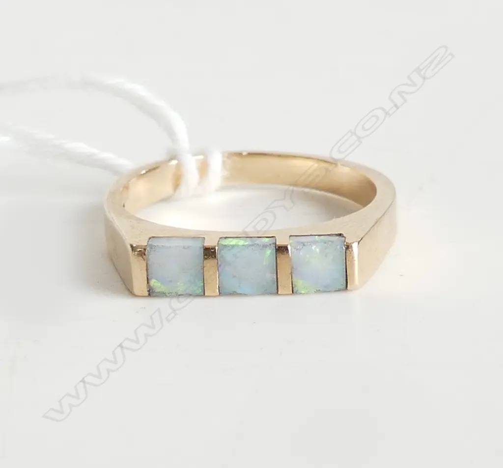 9ct GOLD RING w 3 OPALS, W.2.73gm opals with chips Image 1++
