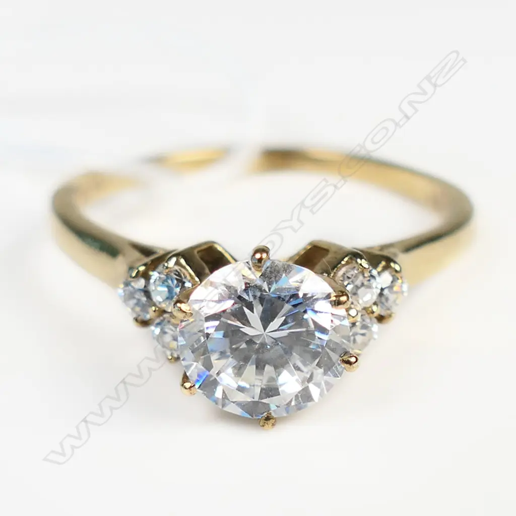 9CT YELLOW GOLD & SYNTHETIC DIAMOND RING 2.56gms Image 1++