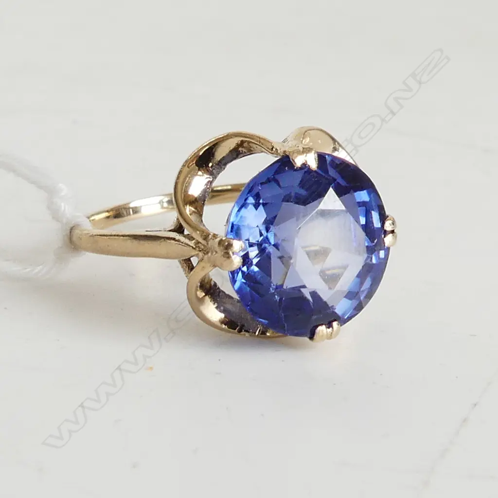 9ct GOLD RETRO RING W BLUE STONE, W.4.41gm Image 1++
