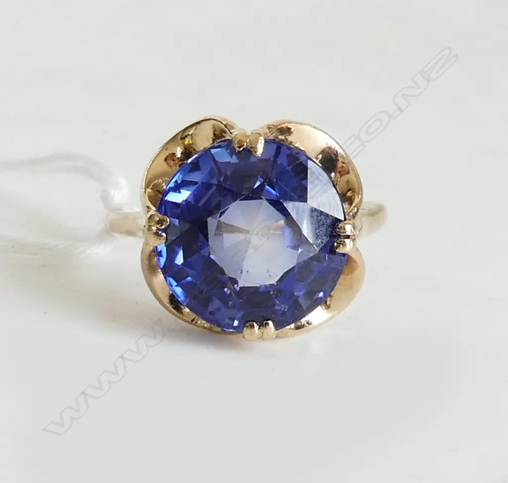 9ct GOLD RETRO RING W BLUE STONE, W.4.41gm Image 1++