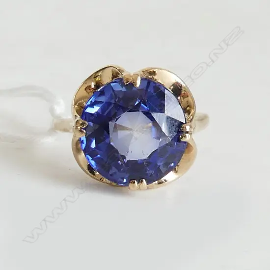 9ct GOLD RETRO RING W BLUE STONE, W.4.41gm