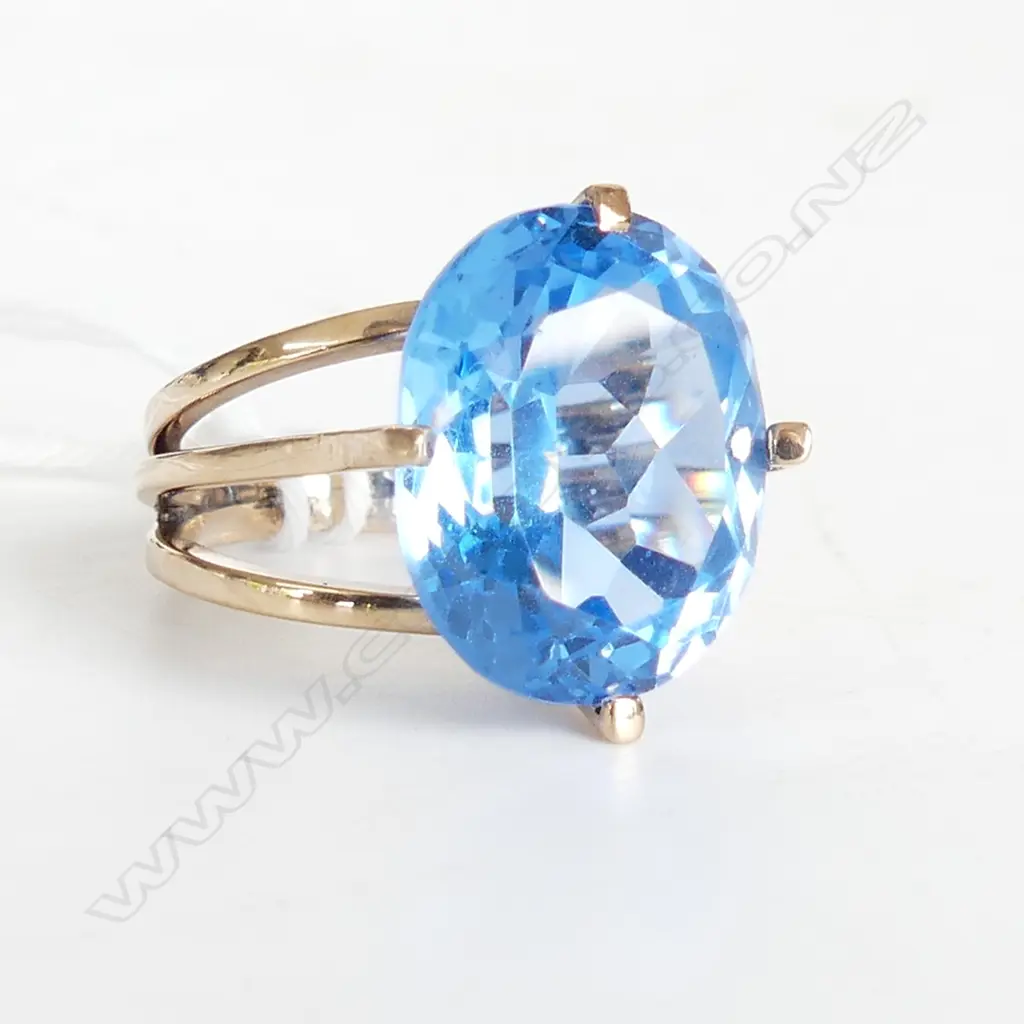 14ct GOLD & SYNTH BLUE TOPAZ SET RING. 8.3gm, SIZE M Image 1++