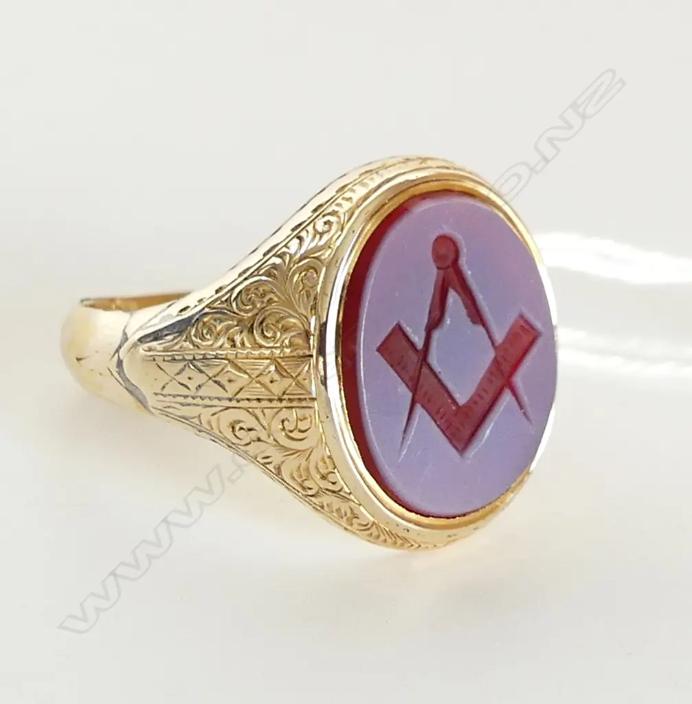 9ct MASONIC RING, 4gm, SIZE R  4 GMS INCLUDING STONE Image 1++