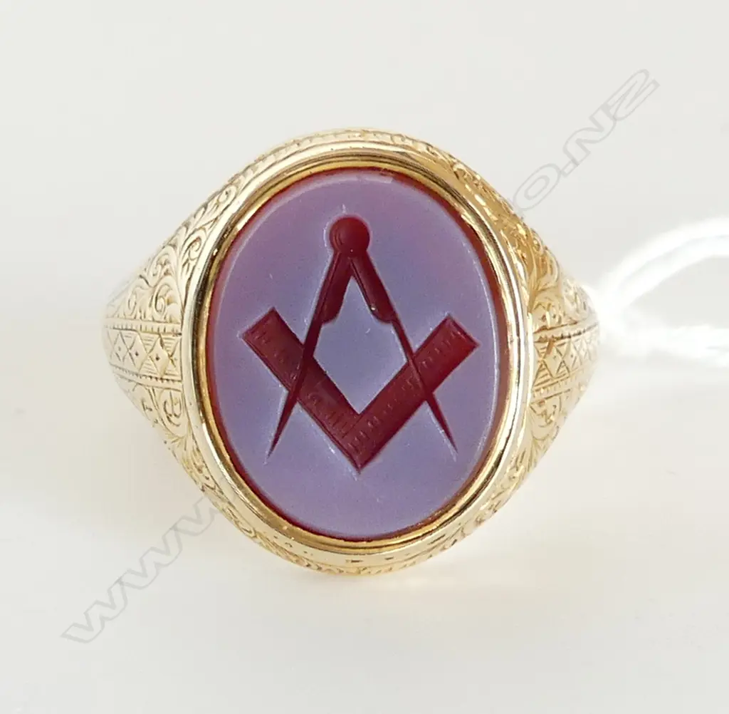 9ct MASONIC RING, 4gm, SIZE R  4 GMS INCLUDING STONE Image 1++