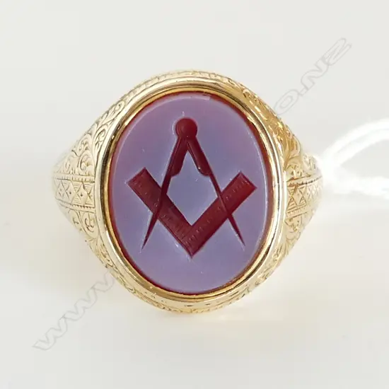 9ct MASONIC RING, 4gm, SIZE R  4 GMS INCLUDING STONE