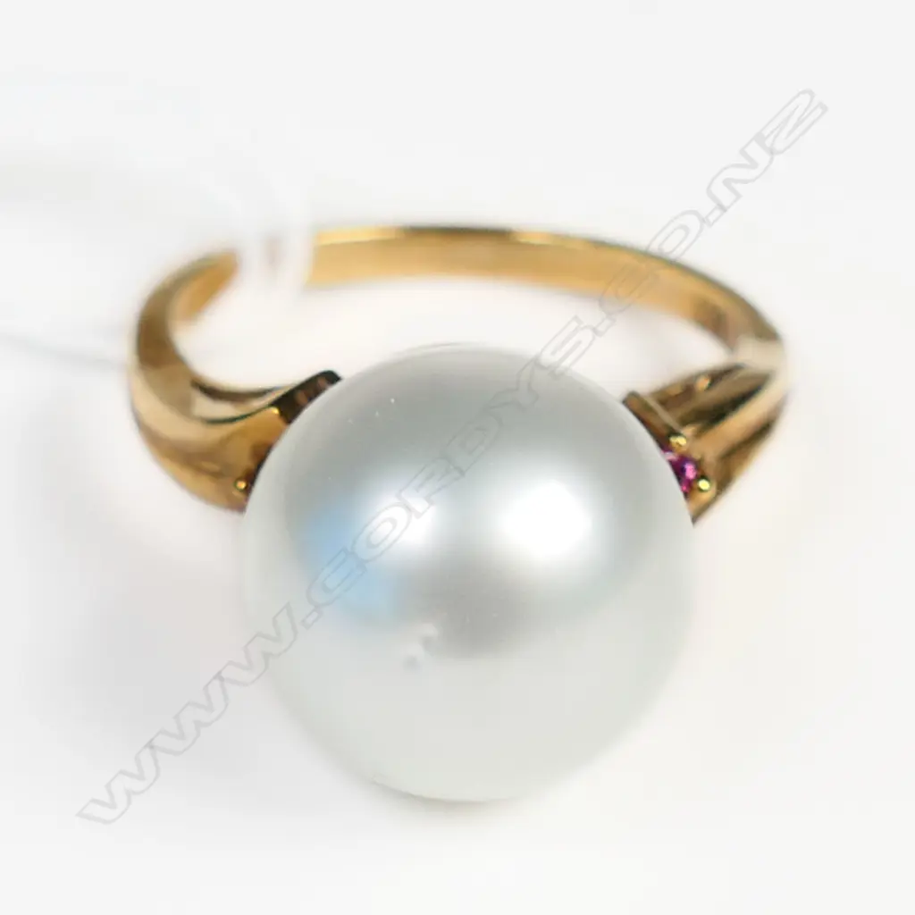 9ct YELLOW GOLD LARGE PEARL & SMALL RUBY RING 4.87gms Image 1++