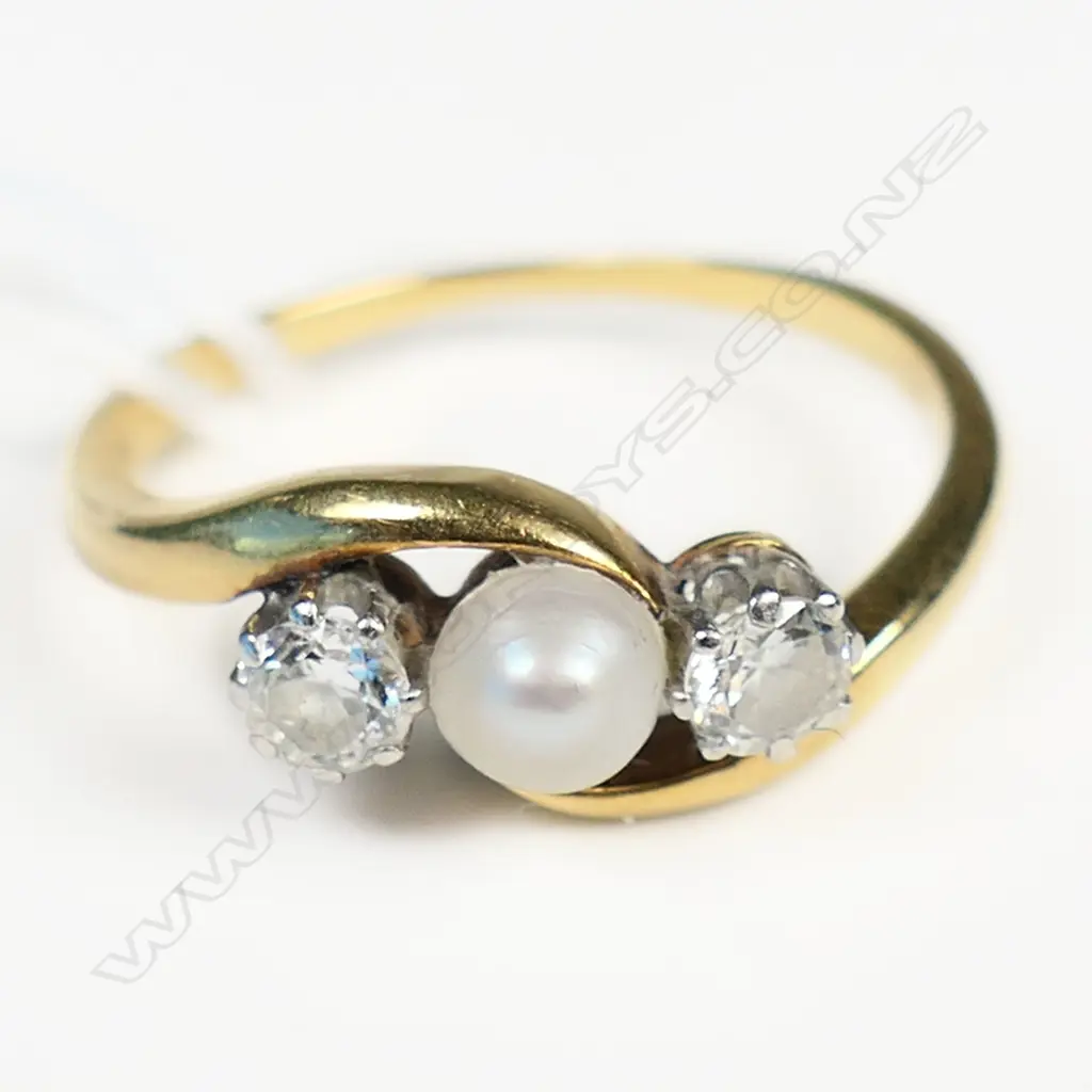 18CT GOLD 2 DIAMOND & PEARL RING 2.87gms Image 1++