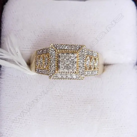 9ct GOLD & DIAMOND SQUARE CLUSTER RING, WITH VALUATION, SIZE N