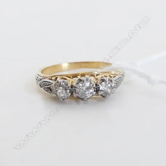 18CT GOLD & PALLADIUM THREE DIAMOND RING, 0.33CT, 2.1gms