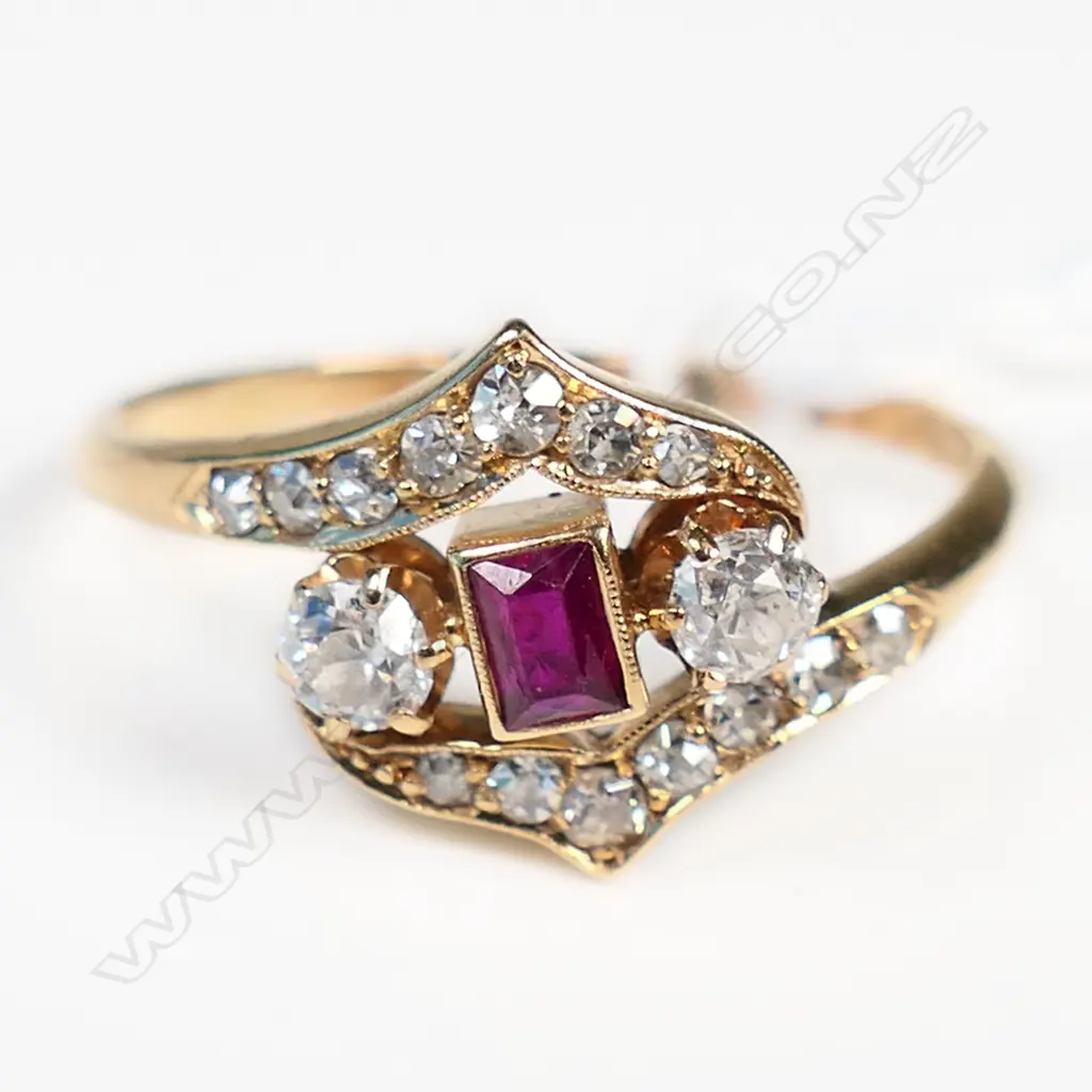 18CT YELLOW GOLD RUBY &  DIAMOND CLUSTER RING 2.94gms Image 1++