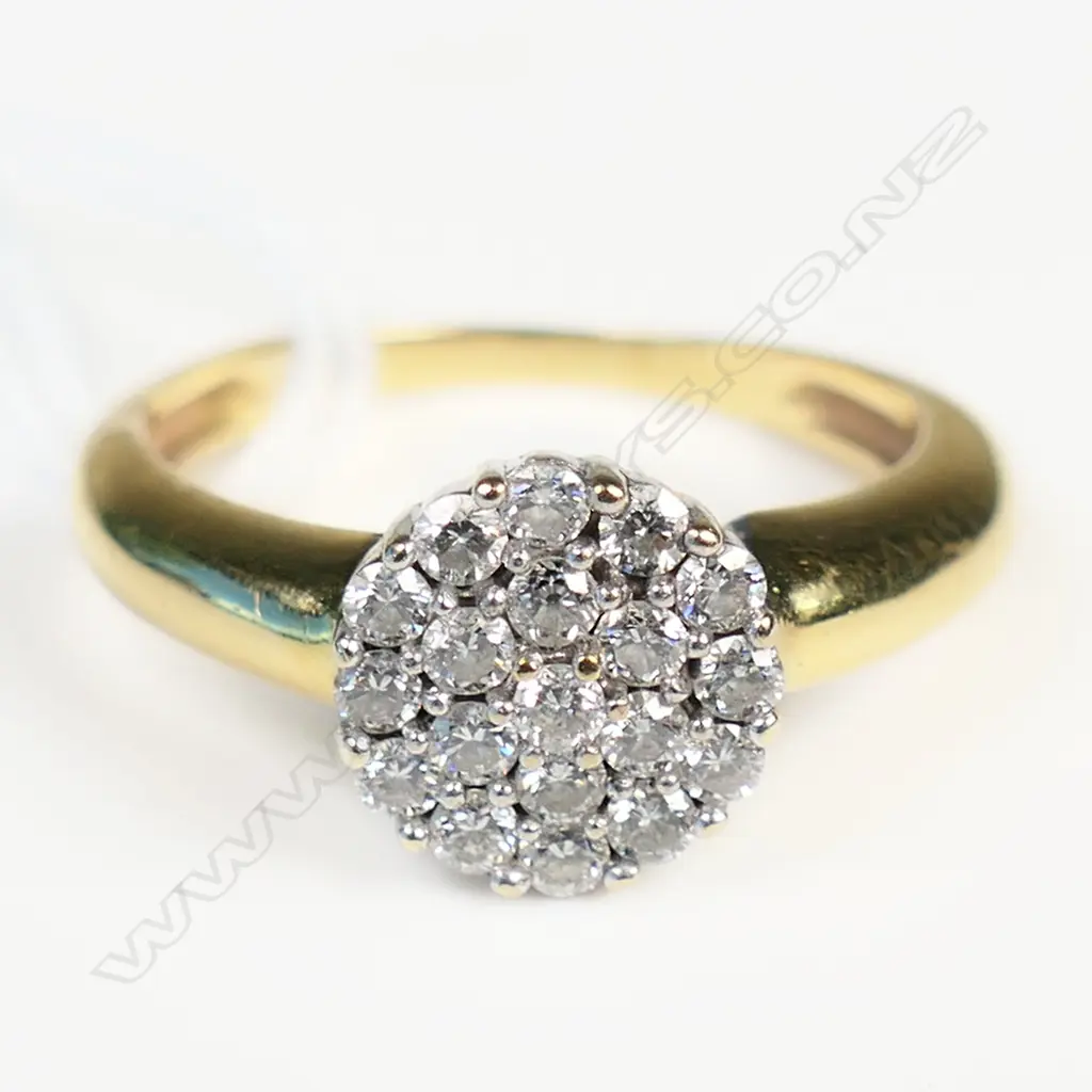 9CT YELLOW GOLD & DIAMOND CLUSTER RING 3.86gms Image 1++