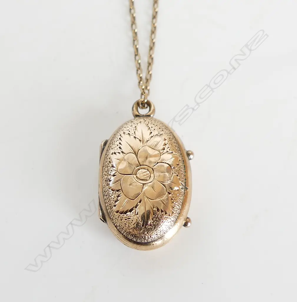 SMALL 9CT GOLD LOCKET WITH GOLD PLATED CHAIN 2.28gm Image 1++