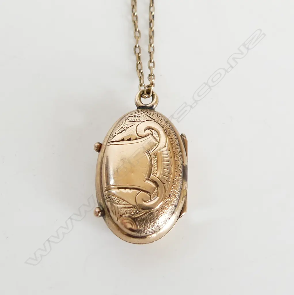 SMALL 9CT GOLD LOCKET WITH GOLD PLATED CHAIN 2.28gm Image 1++