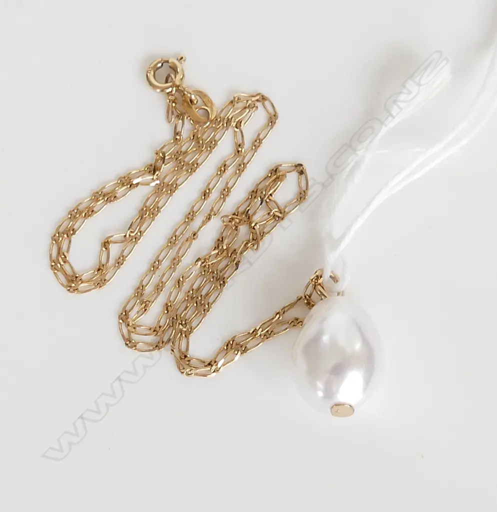 IMITATION PEARL ON 9ct CHAIN, 2.3gm Image 1++