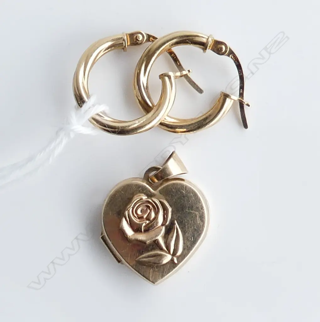PAIR OF 9CT EARRINGS AND 9CT HEART LOCKET 1.75 G Image 1++