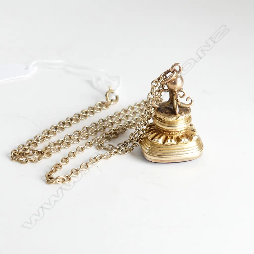 15CT GOLD SEAL INTAGLIO CUT ON 9CT CHAIN Image 1++