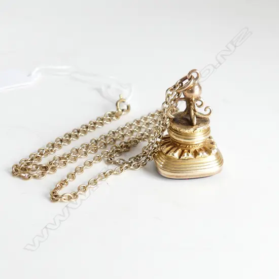 15CT GOLD SEAL INTAGLIO CUT ON 9CT CHAIN