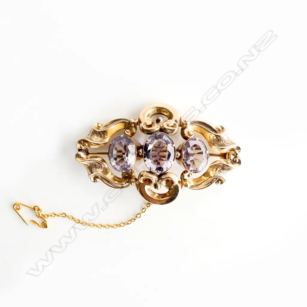 A Victorian 9ct gold 3 stone amethyst brooch Image 1++
