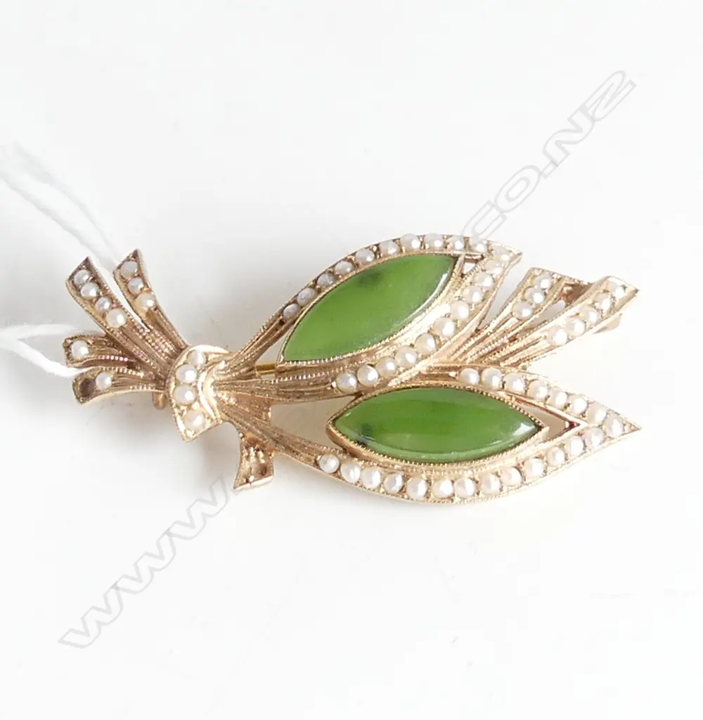 9CT GREENSTONE & SEED PEARL BROOCH 8GMS Image 1++
