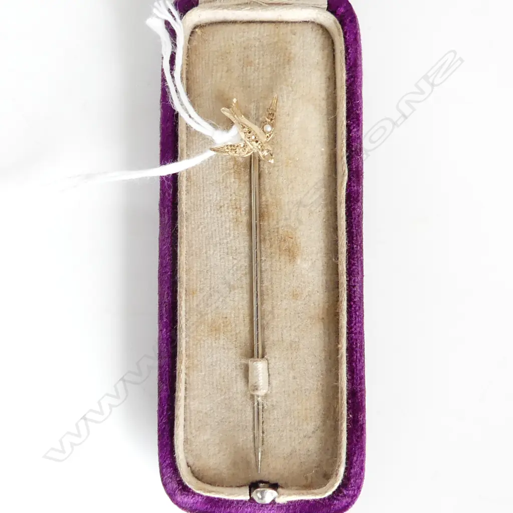 9ct SWALLOW PIN IN ORIGINAL CASE Image 1++