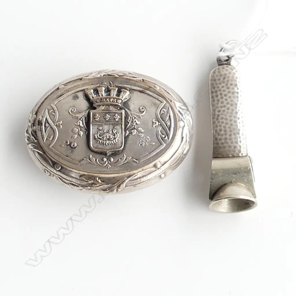 A SILVERED METAL COMPACT WITH STG SILVER CIGAR CUTTER Image 1++
