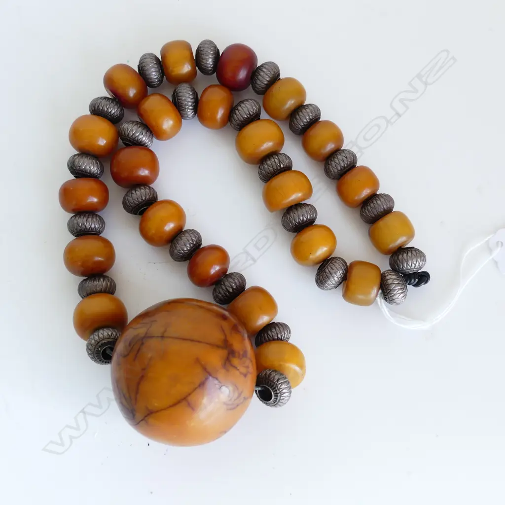 FAUX AMBER & WHITE METAL BEAD NECKLACE 1 X.LGE BEAD L.560mm  Image 1++