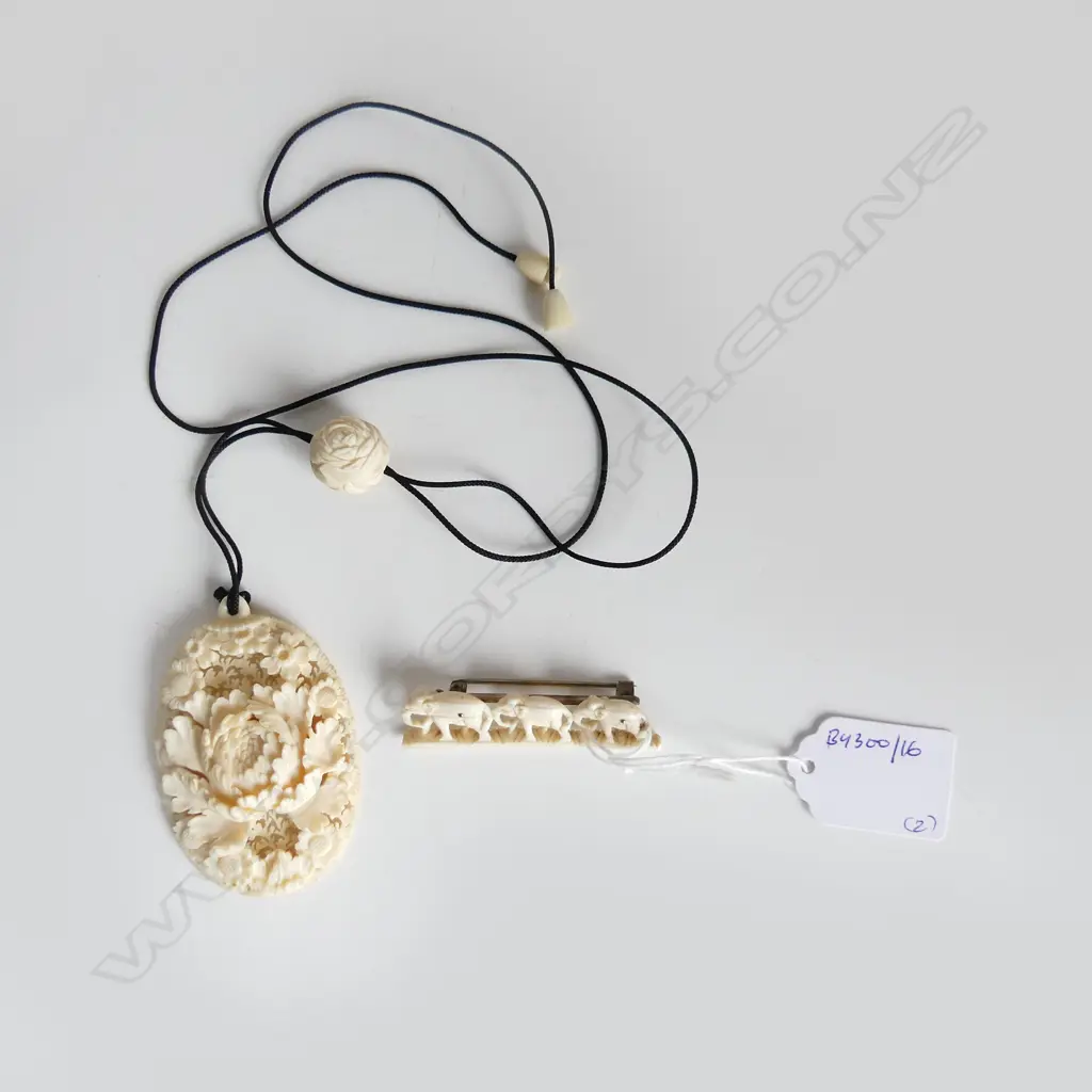 FAUX IVORY FLORAL PENDANT ON CORD WITH ELEPHANT BROOCH H 70 MM Image 1++