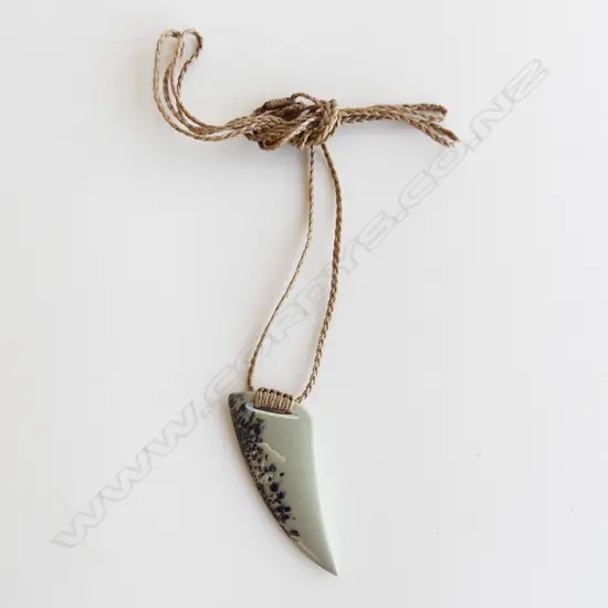 KURTIS BELL carved pounamu (gem dendritic) kokopu (trout) pendant with certificate 2019. L 70mm
