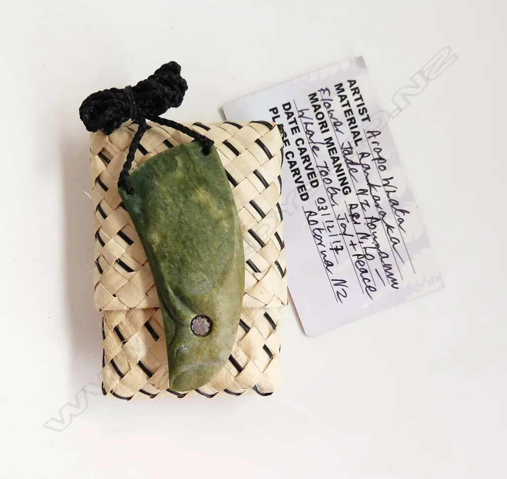ARAPO WHATA carved large pounamu (gem raukaraka flower jade) rei niho (whale tooth) pendant with certificate 2017. L 84m Image 1++