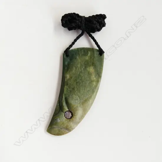 ARAPO WHATA carved large pounamu (gem raukaraka flower jade) rei niho (whale tooth) pendant with certificate 2017. L 84m