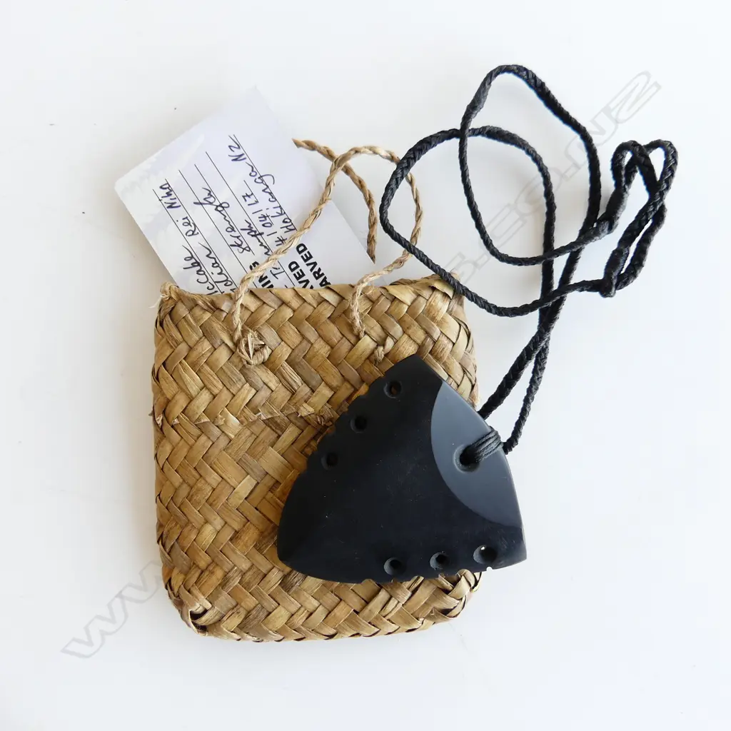 ROSS McCABE carved large pounamu (gem obsidian) rei niho (whale tooth) pendant with certificate 2017. L 80m Image 1++